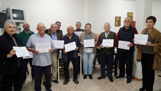 Alumnado y docente en Erustes (Toledo)